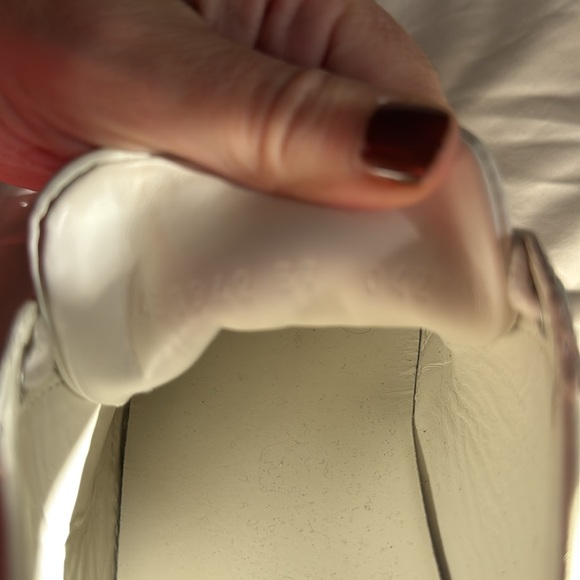 White soft leather Gucci woman’s sneakers. Size7 worn 4-5 times. - Picture 8 of 8